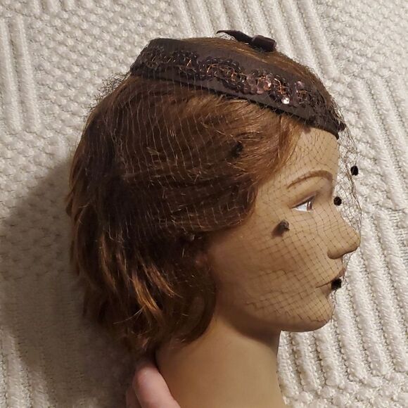 1960s brown satin ring hat with netting and feathers. - Picture 2 of 7